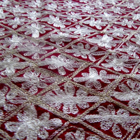 Vintage wine red tablecloth & 4 napkins with white and metallic gold embroidery - Picture 7 of 9